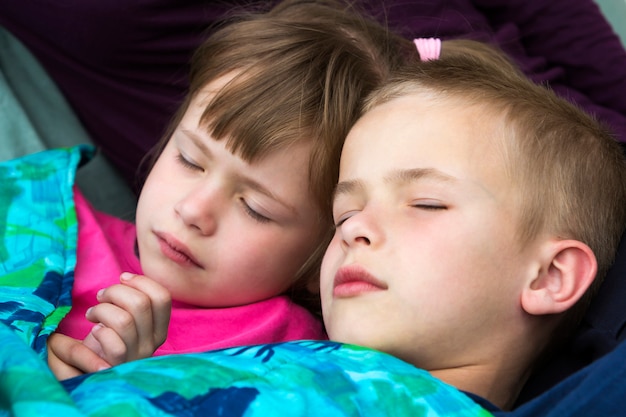 Deux petits enfants blonds