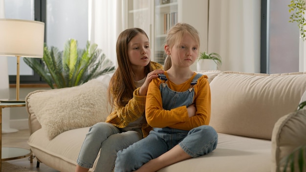 Deux petits enfants caucasiens enfants frères et sœurs filles filles se disputent sœur remords s'excuse