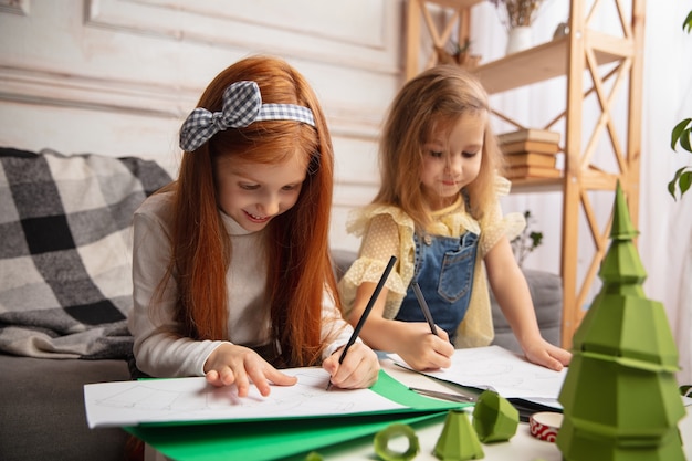 Deux petits enfants, filles ensemble dans la créativité de la maison.