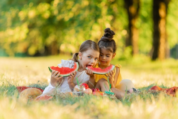 Deux petits enfants métis se composent de filles européennes et caucasiennes souriant avec bonheur