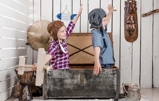 Deux petits enfants pilotes volent avec les mains