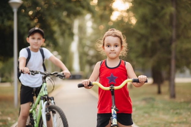 Deux Petits Garçons Et Filles Cyclistes Faisant Du Vélo Et S'amusant Activité D'été Sportive En Plein Air Pour Enfants