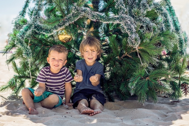 Deux petits garçons à Noël sur la plage