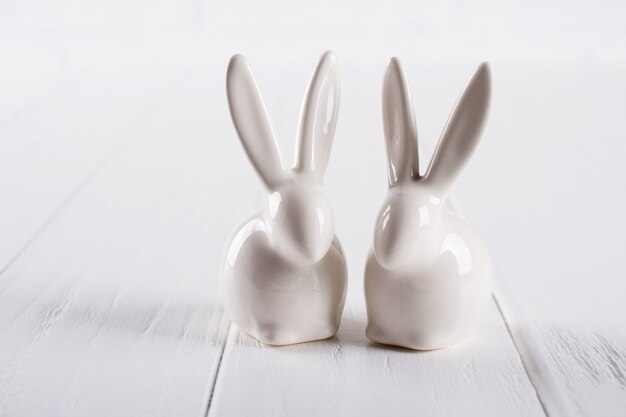 Deux petits lapins de Pâques. Concept minimal d'une couleur sur fond blanc