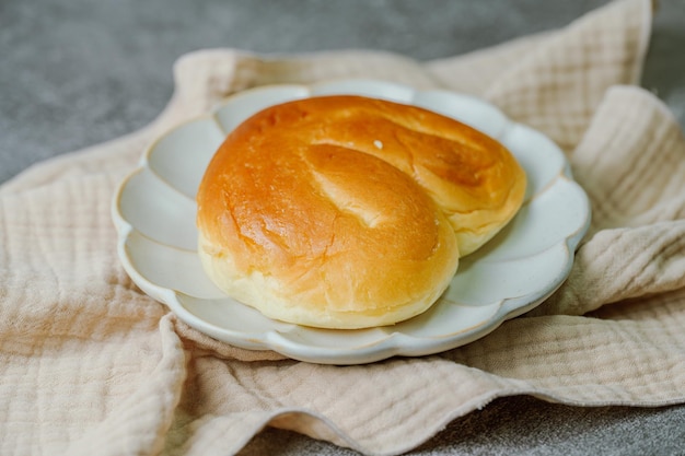 Photo deux petits pains sur une assiette sur une table