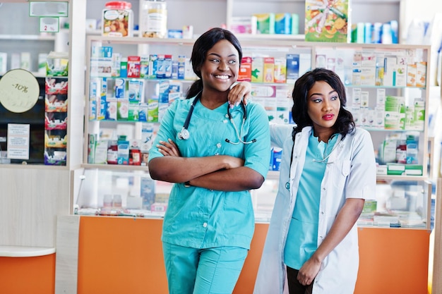 Deux pharmaciens afro-américains travaillant dans une pharmacie à la pharmacie de l'hôpital Soins de santé africains