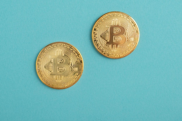 Deux pièces Bitcoin avec fond sur fond bleu