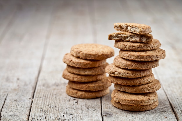 Deux piles de biscuits à l&#39;avoine au four sur une table en bois rustique