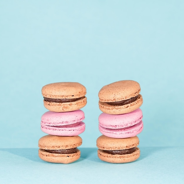 Deux piles de macarons ou macarons français de couleur pastel vintage