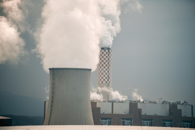 Deux piles nucléaires s'élèvent au-dessus d'une centrale électrique en Europe