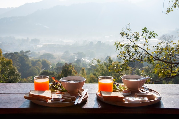 Photo deux plats de petit-déjeuner sur la table dans la nature.