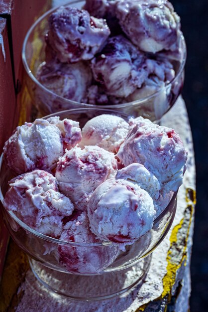 Deux plats en verre de petites cuillères de crème glacée aux bleuets et aux baies dans un environnement industriel