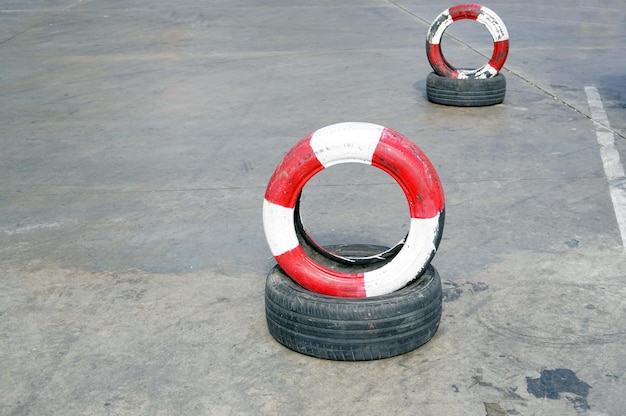 Deux pneus peints en rouge dans le parking pour le contrôle de la circulation