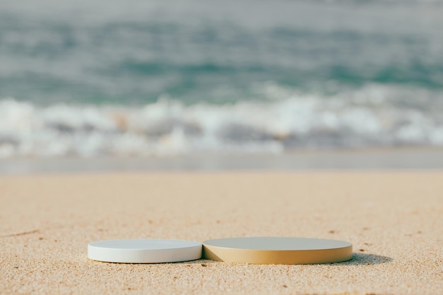 Photo deux podiums ronds vides de plate-forme sur le sable de plage