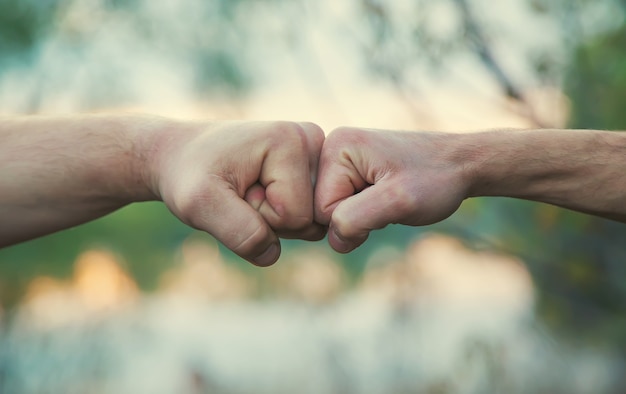 Deux poings combattant les mains des hommes