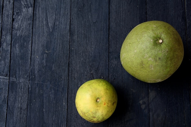 Photo deux pomelos sur le plateau bleu