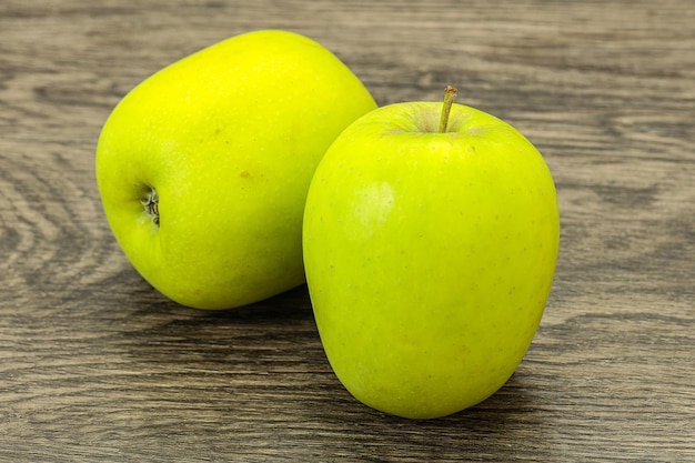 Deux pommes douces vertes mûres