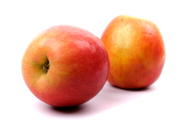 Deux pommes rouges sur fond blanc