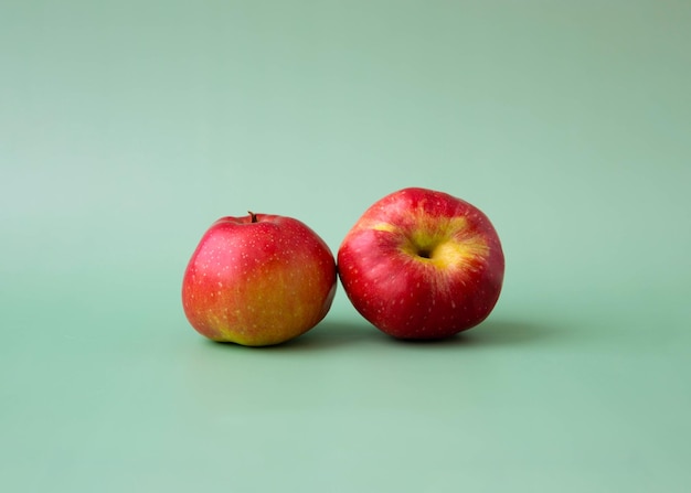 Deux pommes rouges sur fond vert esthétique de fruits