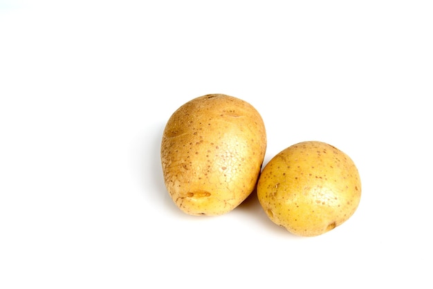 Deux pommes de terre sur fond blanc