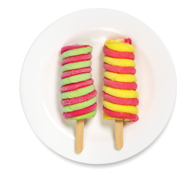 Deux popsicle de fruits colorés en plaque sur fond blanc