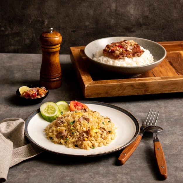 Deux portions de la composition du plat de riz local indonésien