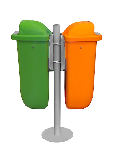 Deux poubelles orange et vert sur blanc