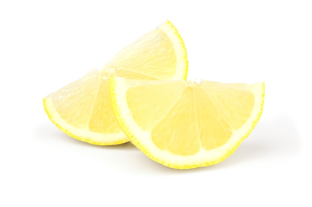 Deux quartiers de citron frais isolés sur la découpe de fond blanc.