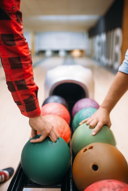 Deux quilleurs mâles prend des balles de mangeoire