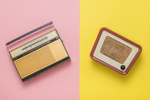 Deux radios vintage sur fond jaune et rouge Technique vintage