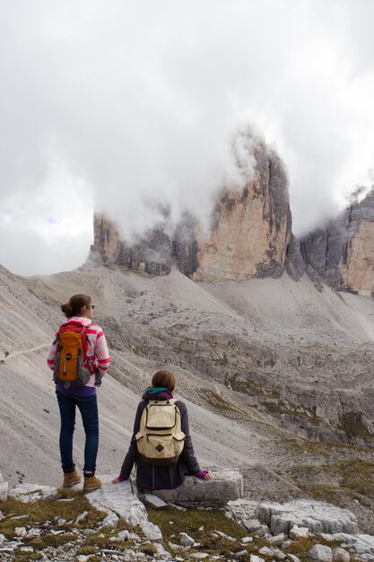 Deux randonneurs de filles se reposant et regardant les rochers