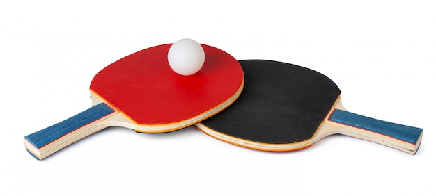 Deux raquettes de ping-pong isolés sur une surface blanche