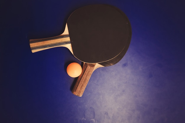 Deux raquettes de tennis de table ou de ping-pong