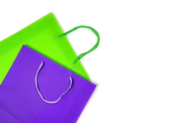 Deux sacs de shopping colorés isolés sur fond blanc avec espace de copie