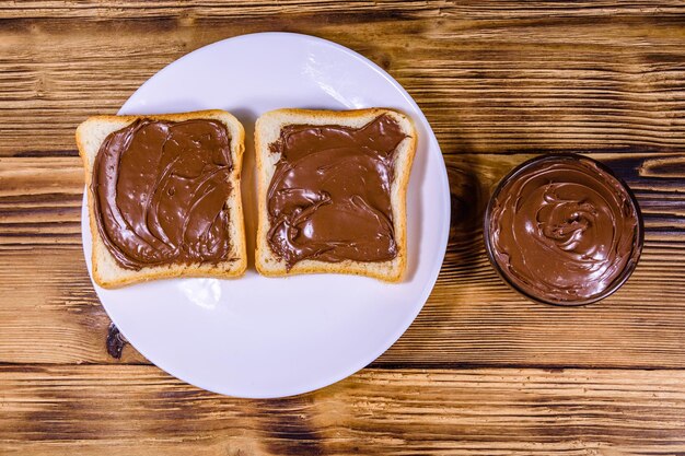 Deux sandwichs au chocolat à tartiner sur une assiette blanche Vue de dessus