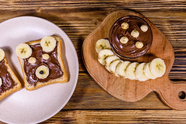 Deux sandwichs au chocolat à tartiner sur une assiette Sandwich comme un museau d'ours Vue de dessus