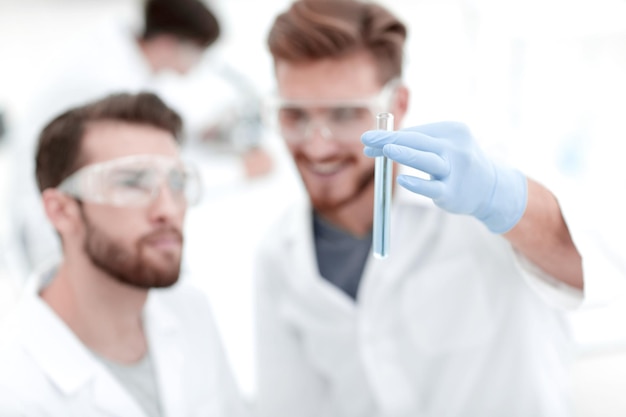 Deux scientifiques examinant un liquide dans un tube à essai