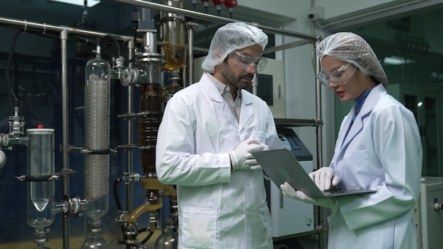 Deux scientifiques en uniforme professionnel travaillant en laboratoire pour des expériences chimiques et biomédicales