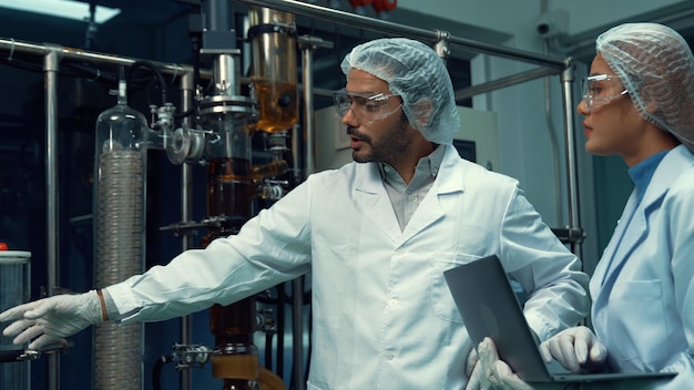 Photo deux scientifiques en uniforme professionnel travaillant en laboratoire