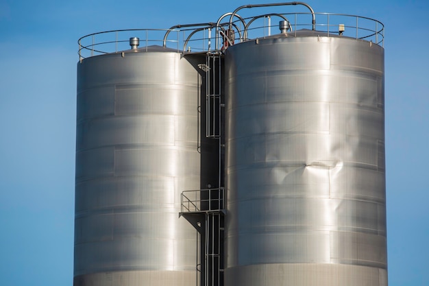 Deux silos en acier inoxydable dans l'industrie chimique endommagent le joint de soudure en ruine.