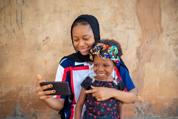 Deux sœurs africaines excitées par ce qu'elles ont vu sur leur téléphone portable