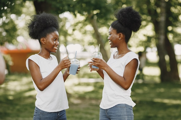 Deux soeurs afro-américaines se reposent dans un parc