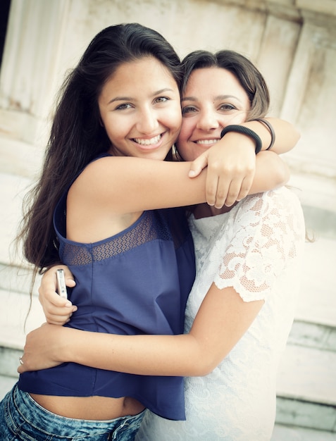 Deux soeurs embrassant