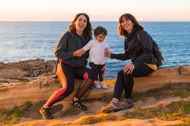 Deux sœurs avec un enfant sur la côte du mont Jaizkibel à côté de San Sebastian Pais Vasco