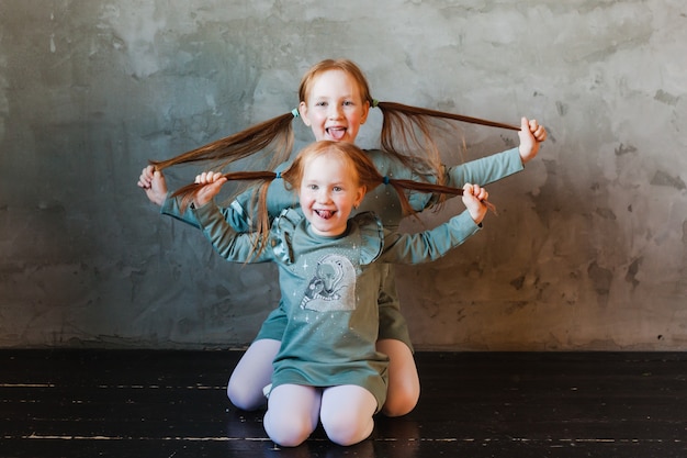 Deux soeurs, étreindre, cheveux rouges, taches de rousseur, joie, rire, famille