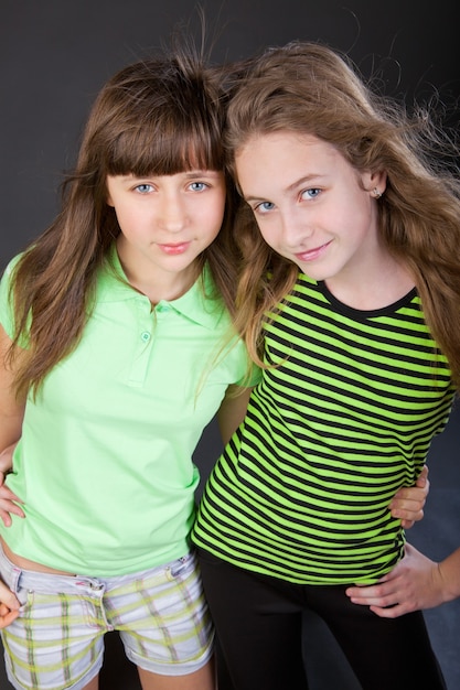 Deux sœurs filles meilleures amies ensemble souriant