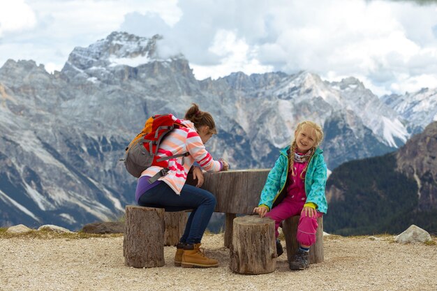 Deux sœurs filles randonneurs dans les montagnes Dolomites, Italie. Cinque Torri