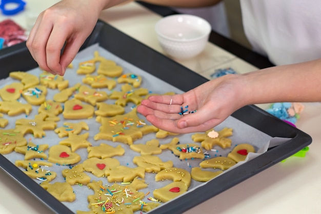 Deux sœurs font des biscuits maison dans la cuisine