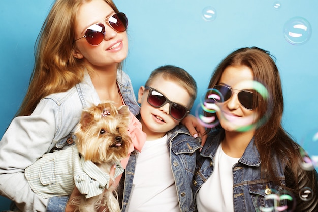 Deux soeurs et frère avec yorkshire terrier