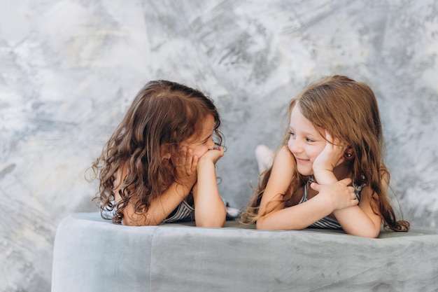 Deux sœurs heureuses. Rire et sourire